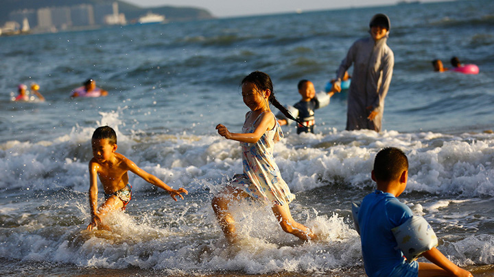 海南三亚：海边戏水