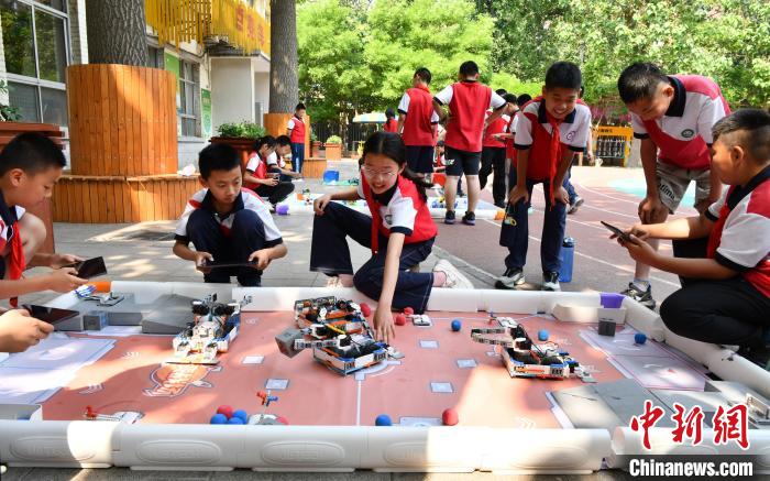 5月27日，河北省石家庄市育才小学，学生参与体验多种科技赛事项目。中新社记者 翟羽佳 摄