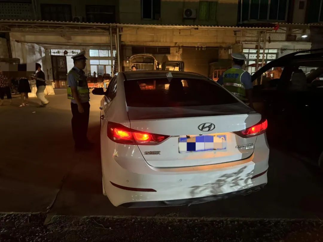 16岁少年无证开车上路，车上竟还载着两娃！插图