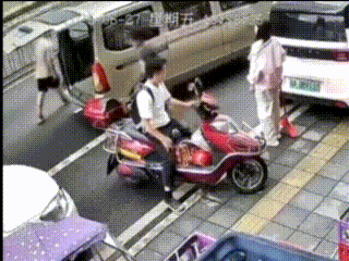 监控拍下惊险一幕：闹市区2把菜刀从天而降，路人抱头躲避！警方介入调查插图