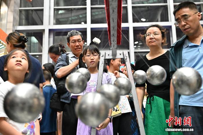 9月14日晚，山西省太原市，青少年在科技馆体验“钟摆波”科学实验。当日，山西省科学技术馆推出“科学之夜”全国科普月活动，吸引众多青少年前来参加，让孩子们在玩乐中感受科学的魅力。中新社记者 韦亮 摄