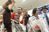 巴勒斯坦奥运代表团飞抵巴黎，受到人群热情迎接
