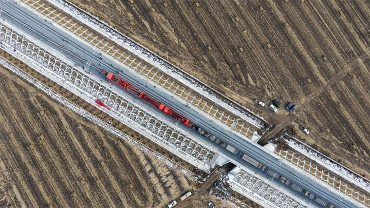 我国在建最北高铁哈伊高铁全线铺轨贯通