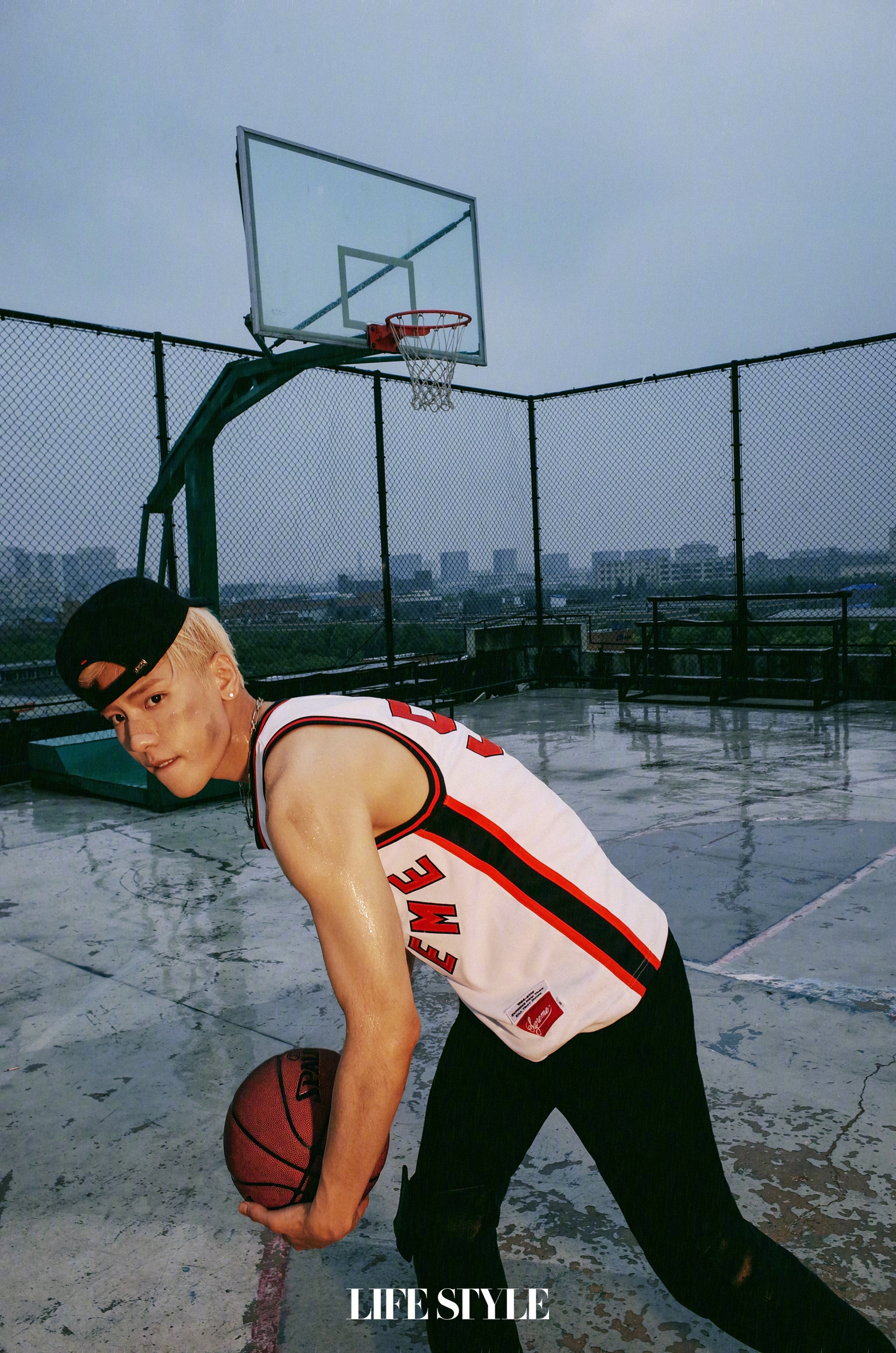 天台篮球场大片 王子异金发造型出镜