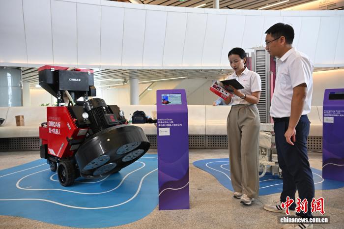 图为展示的地坪研磨机器人。中新网记者 李志华 摄