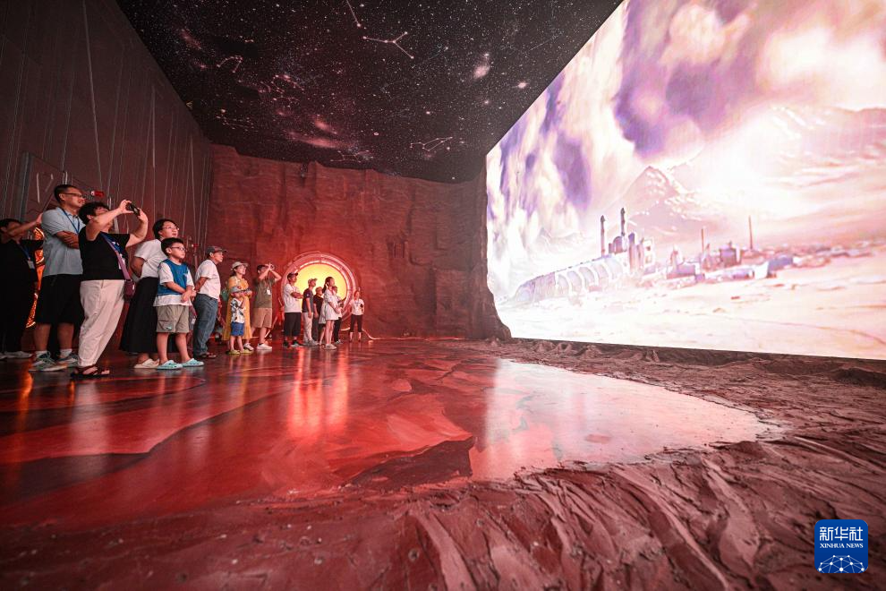 10月7日，游客在文昌航天科普中心参观。 近日，位于海南文昌的文昌航天科普中心升级改造工程进入收尾阶段，并短期向公众免费开放，以检验场馆运营能力与服务水平，为后续正式开放奠定基础。 该中心依托中国文昌航天发射场的区位优势，以“星辰大海·文昌启航”为主题，系统展现中国航天从追梦到圆梦的辉煌历程。经过本次改造，该中心的展陈内容升级为覆盖航天历史、火箭发射、空间科学、未来探索等多维主题的沉浸式体验体系。 新华社记者 蒲晓旭 摄
