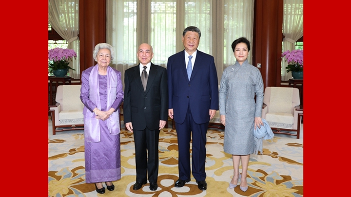 习近平夫妇会见柬埔寨国王西哈莫尼和太后莫尼列