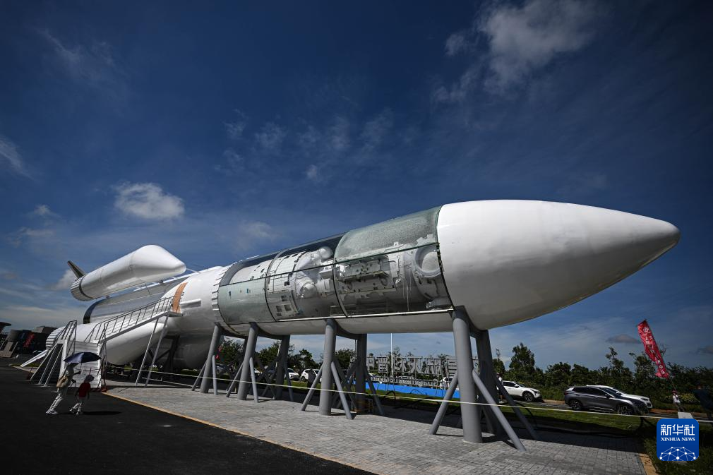10月7日在文昌航天科普中心拍摄的长征五号B运载火箭模型。 近日，位于海南文昌的文昌航天科普中心升级改造工程进入收尾阶段，并短期向公众免费开放，以检验场馆运营能力与服务水平，为后续正式开放奠定基础。 该中心依托中国文昌航天发射场的区位优势，以“星辰大海·文昌启航”为主题，系统展现中国航天从追梦到圆梦的辉煌历程。经过本次改造，该中心的展陈内容升级为覆盖航天历史、火箭发射、空间科学、未来探索等多维主题的沉浸式体验体系。 新华社记者 蒲晓旭 摄