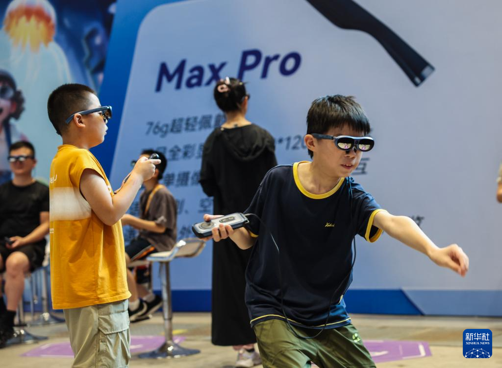 8月17日，孩子们在青少年科技嘉年华上戴着虚拟现实眼镜体验手势识别游戏。 8月15日至25日，首届乌镇青少年科技嘉年华在浙江省桐乡市乌镇举行。这场为期11天的科技盛宴，汇聚4万余名全球青少年科技爱好者，让千年水乡古镇成为连接当下与未来的“科技体验场”。 作为世界互联网大会永久举办地，乌镇此次联动互联网之光博览中心、互联网国际会展中心、世界互联网科技馆三大场馆，打造青少年科技嘉年华，推出“赛、学、玩”三大板块，通过举办全国青少年劳动技能与智能设计大赛、全国青少年信息素养大赛、全国青少年人工智能创新挑战赛，打造沉浸式体验的“未来实验室”，开设“全球科技灵感市集”等，为青少年搭建起展示智慧、激发创新、触摸未来的综合平台。 新华社记者 徐昱 摄