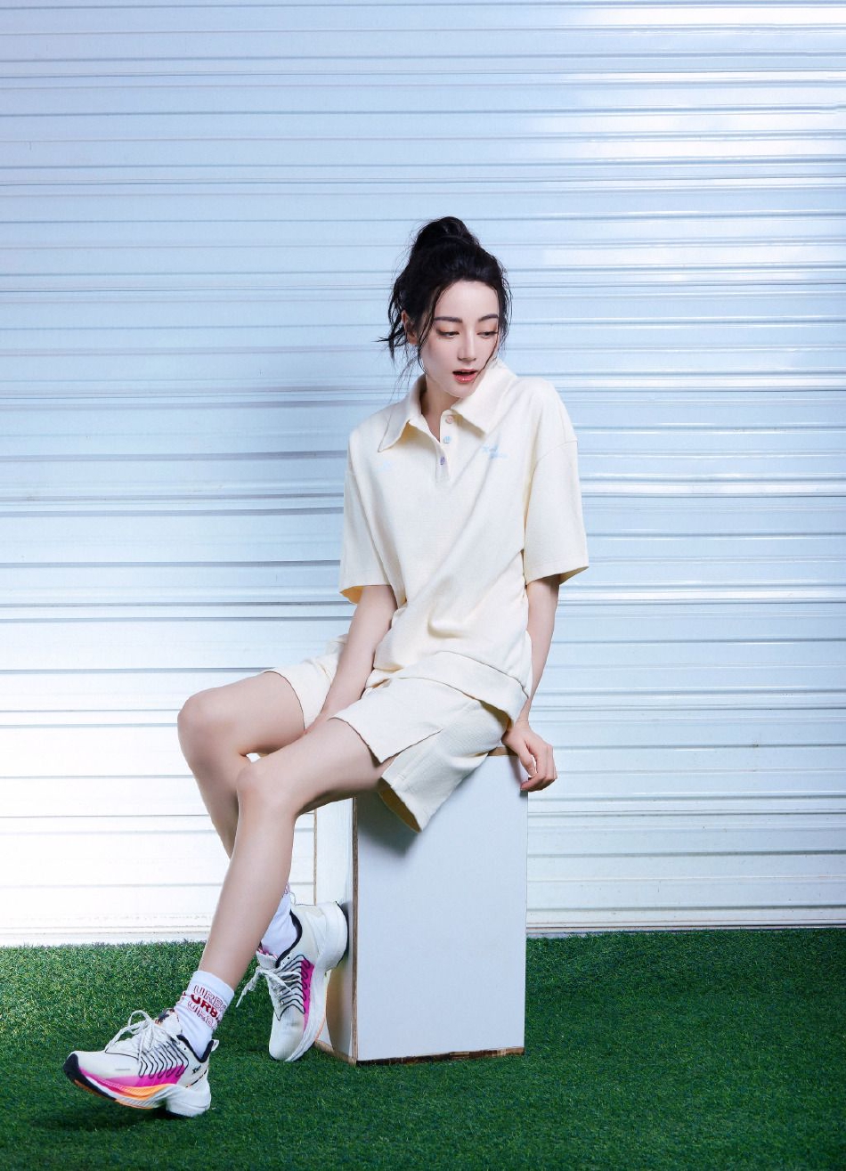 迪丽热巴最新大片曝光 运动风造型元气活力