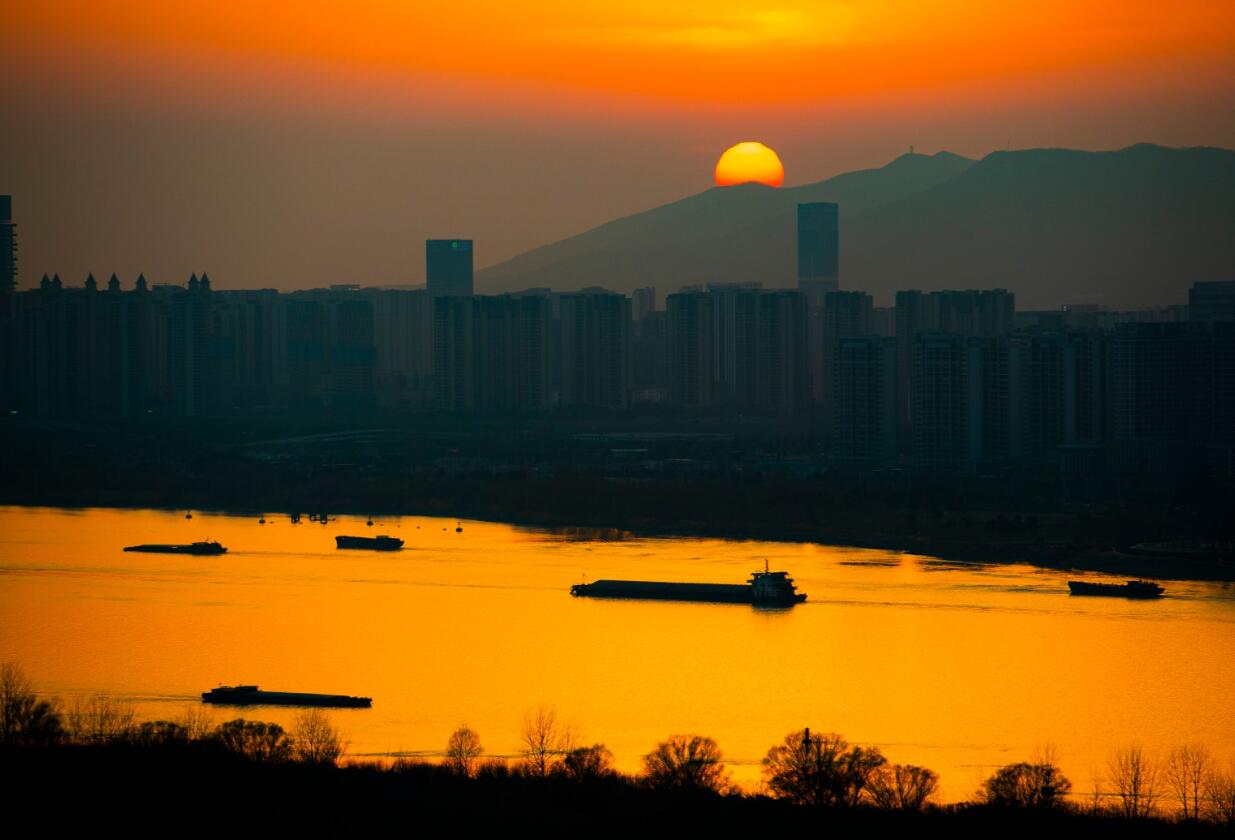 南京：“黄金水道”绘盛景