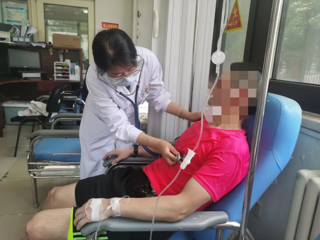 北京地铁站附近，一男子跑步时突然晕倒，高温天气当心这种病插图3