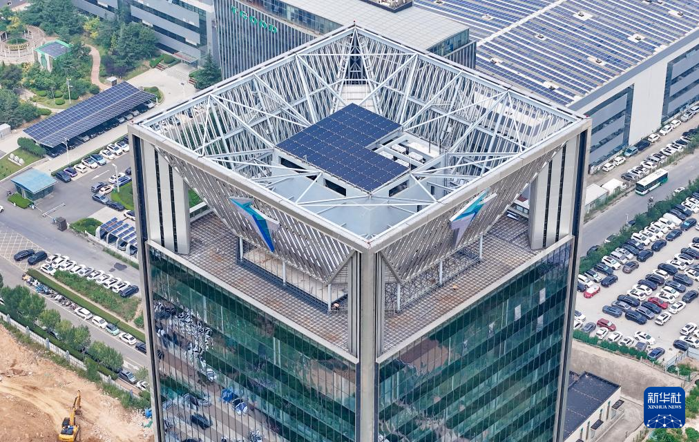 8月25日拍摄的全球首座“超阶零碳建筑”（无人机照片）。 8月24日，全球首座“超阶零碳建筑”——特来电总部基地项目在青岛投入使用。该建筑通过一体化光伏幕墙、梯次电池储能和新能源汽车放电协同等技术，实现了100%绿电自给自足，每年可减少碳排放约2500吨。 新华社发（张进刚 摄）pagebreak