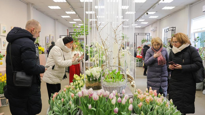 圣彼得堡举办鲜花展迎接妇女节
