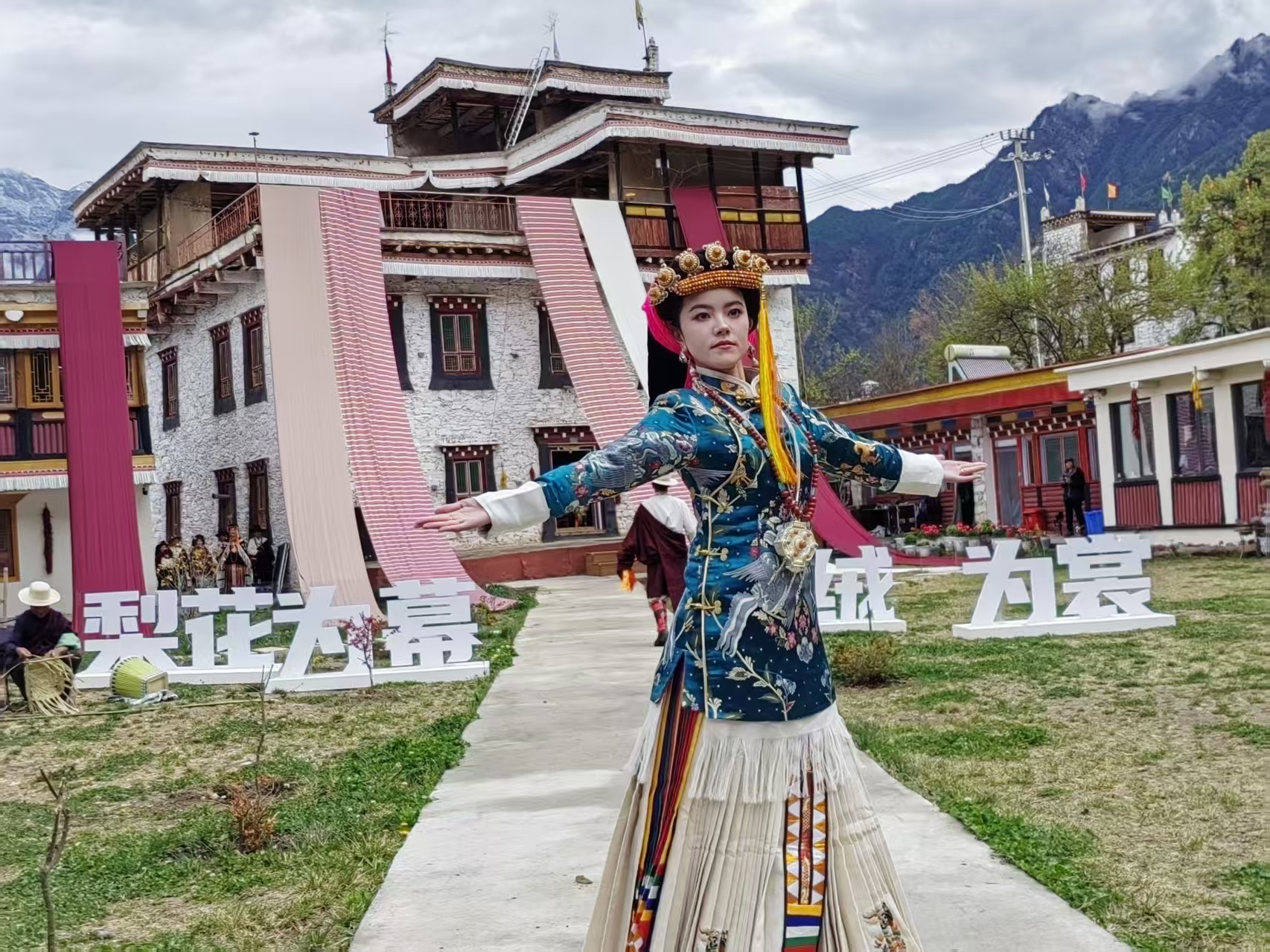院坝是T台 便道是秀场：四川丹巴美人谷这场“醉”生态的T型走秀更“嘉绒”！