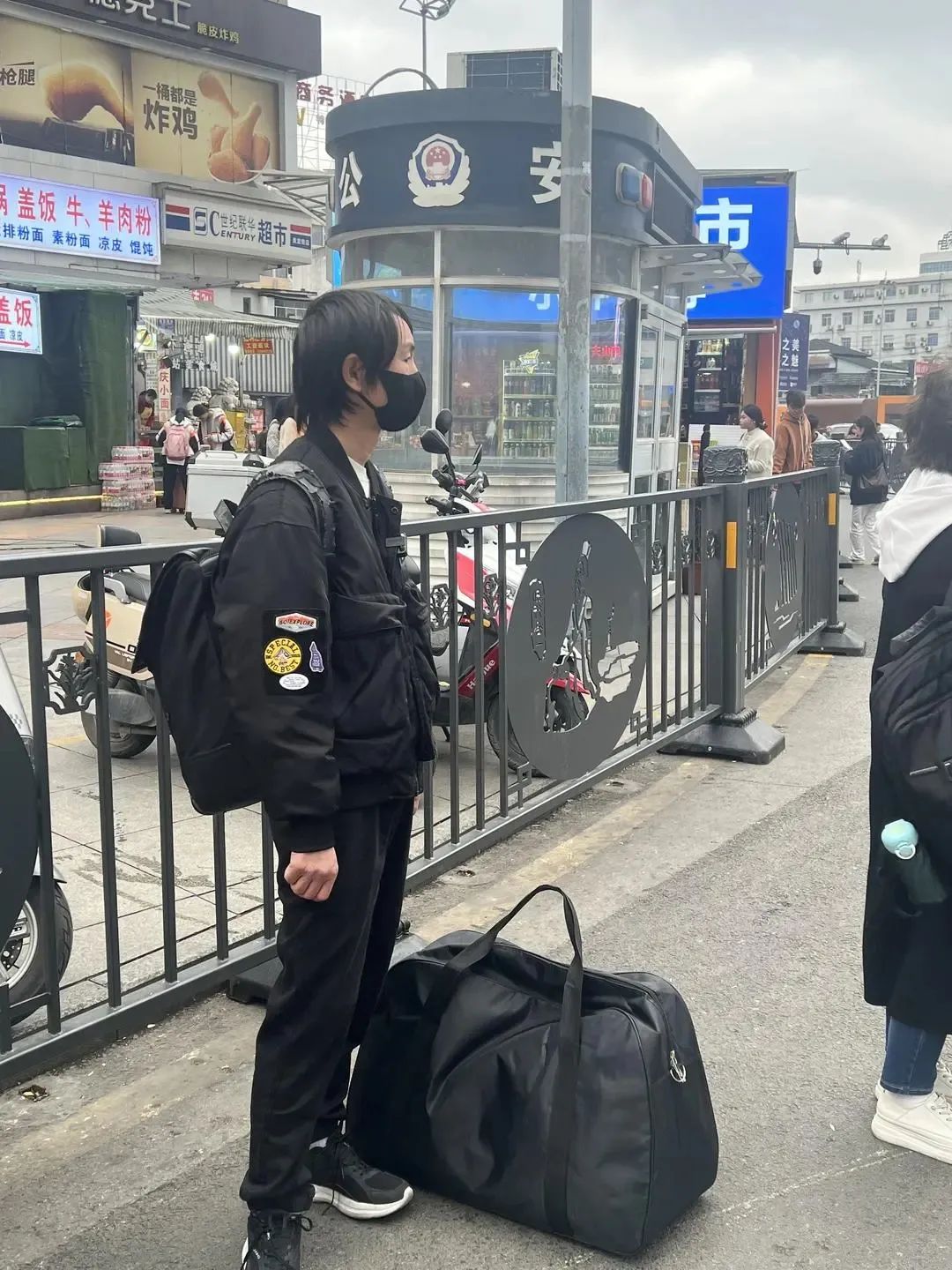庞麦郎深圳开唱！有人拄拐来听演唱会：虽不太符合大众审美，但能感受到真诚插图1