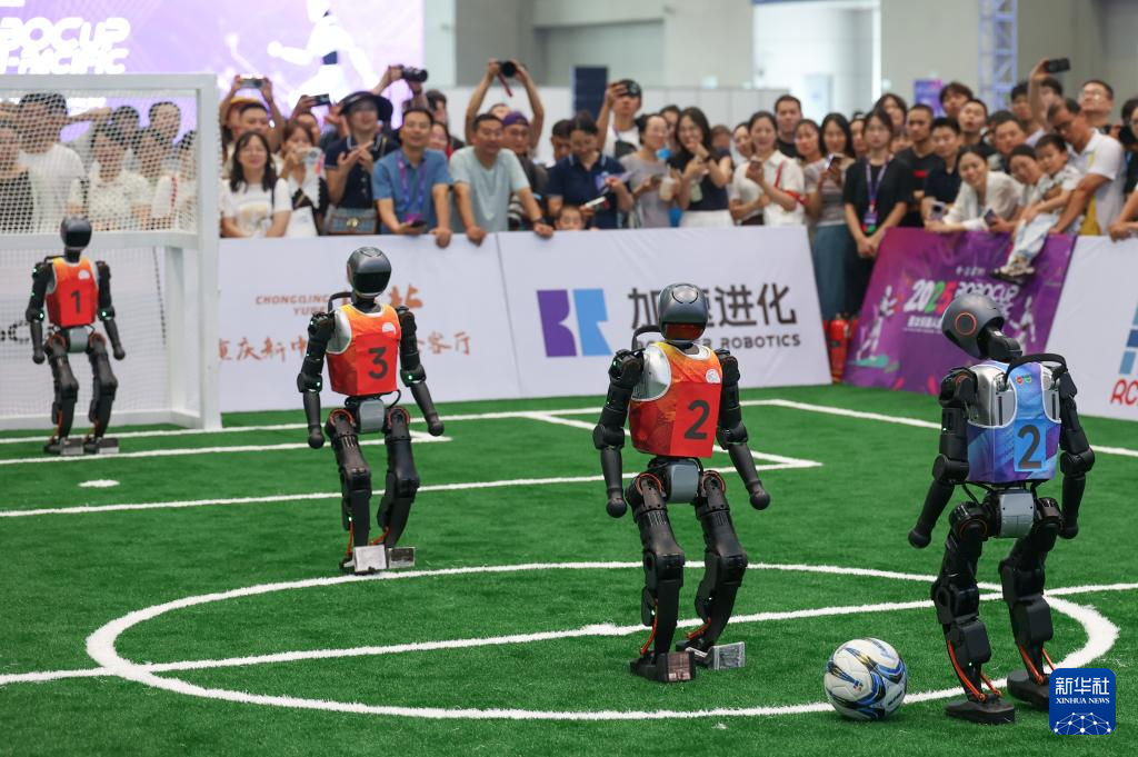 9月5日，观众在2025世界智能产业博览会上观看人形机器人足球赛。 9月5日至8日，2025世界智能产业博览会在重庆举行。众多人形机器人在智博会上亮相，为观众带来不少乐趣。 新华社记者 陈诚 摄
