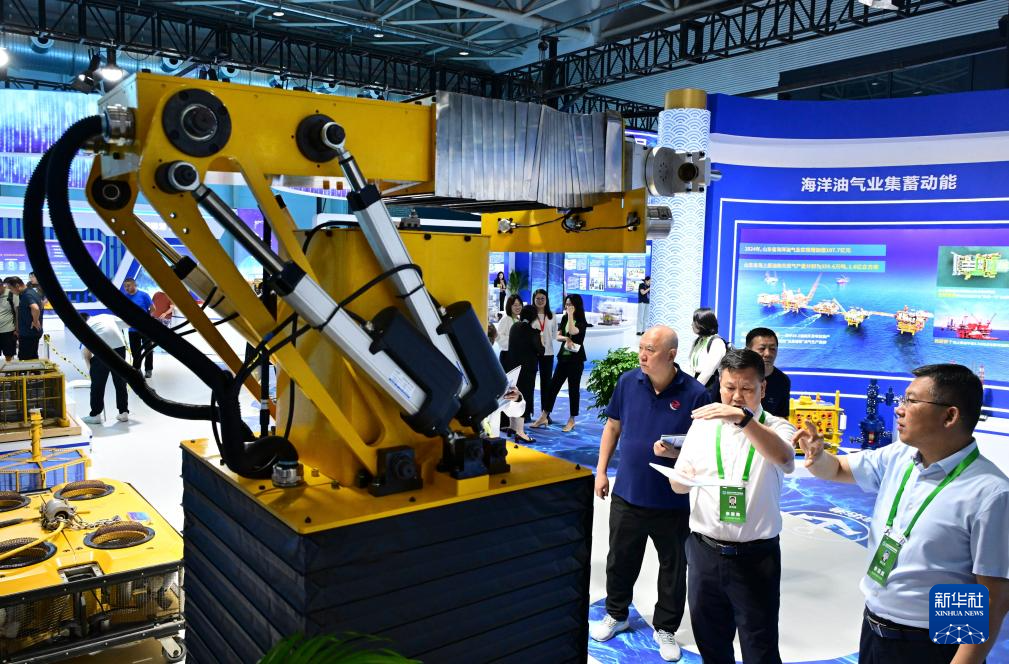9月8日，参观者在2025东亚海洋博览会海洋发展成果展区参观。 近日，以“从蔚蓝到未来——蓝色·海洋·科技”为主题的2025东亚海洋博览会在山东省青岛市举行。本次博览会汇集了450余家企业或机构参展，集中展示近年来海洋工程、科技装备、海洋生物医药等领域的科技成果。 新华社记者 李紫恒 摄pagebreak