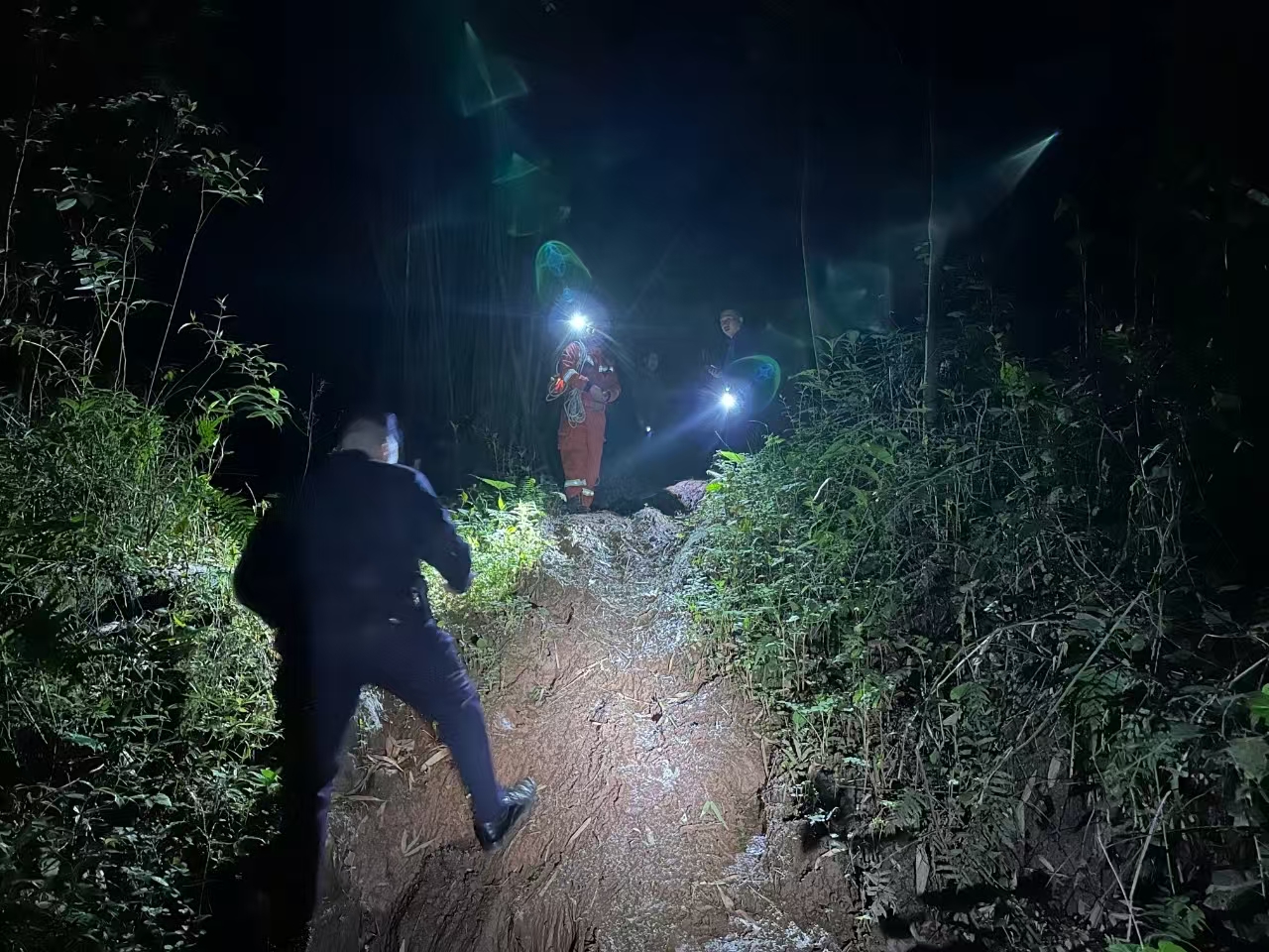 三进三出生死崖：芦山公安25小时绝壁救援 迷路驴友终脱险