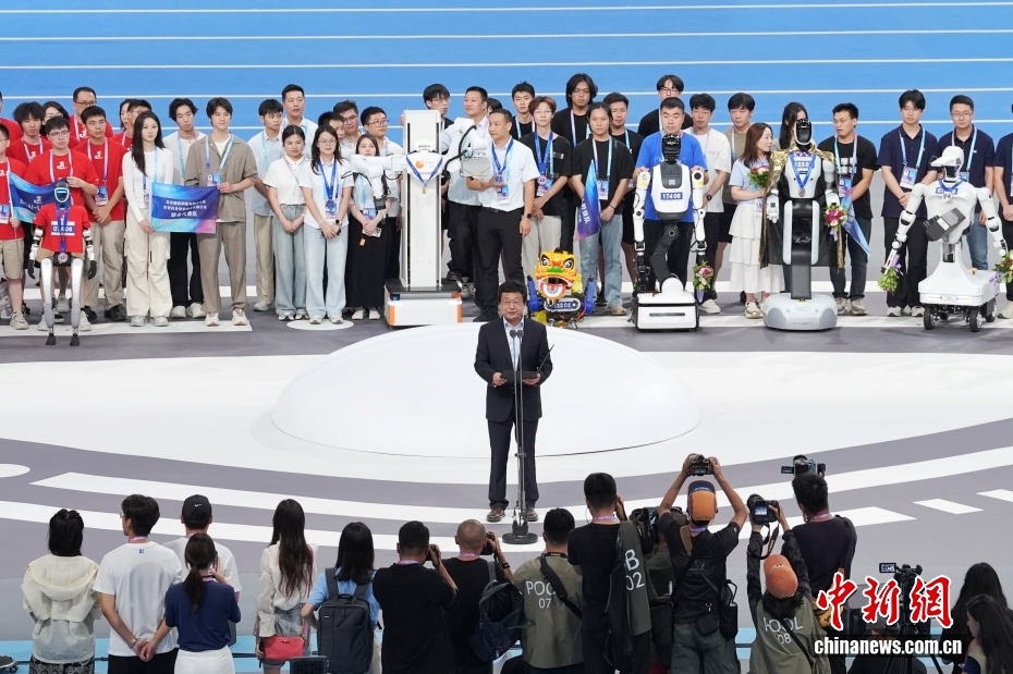 中新社记者 张祥毅 摄 8月17日，2025世界人形机器人运动会在北京国家速滑馆（冰丝带）闭幕。图为闭幕式上，亚太机器人世界杯国际理事会主席周长久宣布发起世界人形机器人运动联合会。