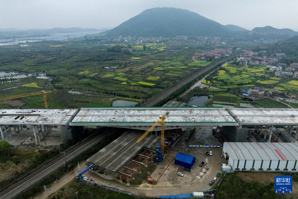 湖北：2.6万吨大桥成功转体
