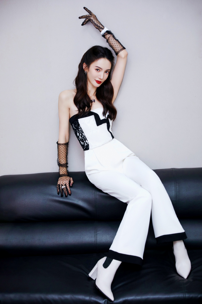 金晨穿白色连体装 公主风编发俏皮可爱