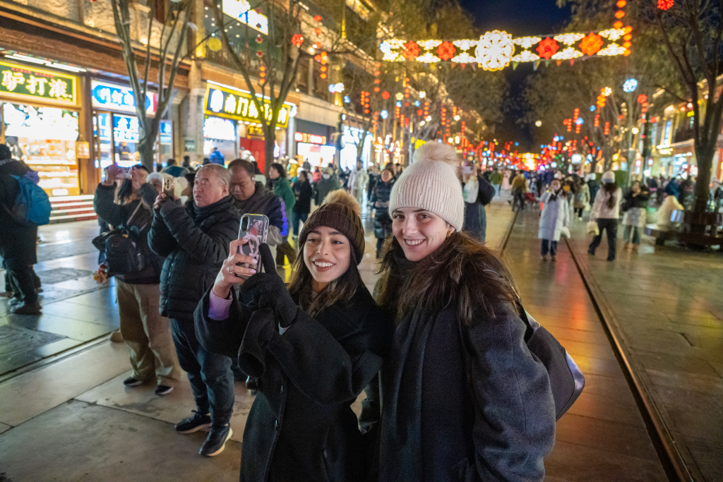 外国游客游览北京前门大街