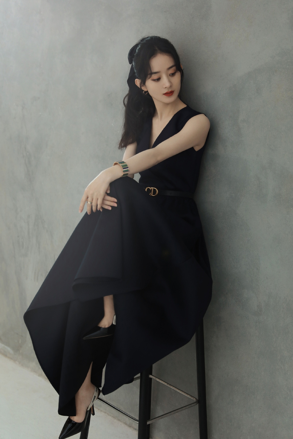 赵丽颖穿黑色深v长裙 大秀精致天鹅颈