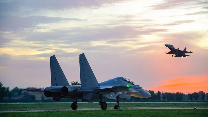 战鹰展翅，砺剑长空！东部战区空军航空兵某旅组织跨昼夜飞行训练