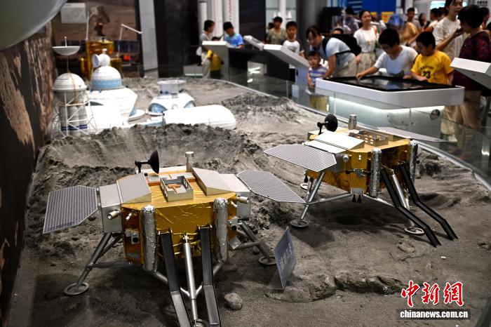 图为月球基地沙盘吸引参观者。中新社记者 吕明 摄