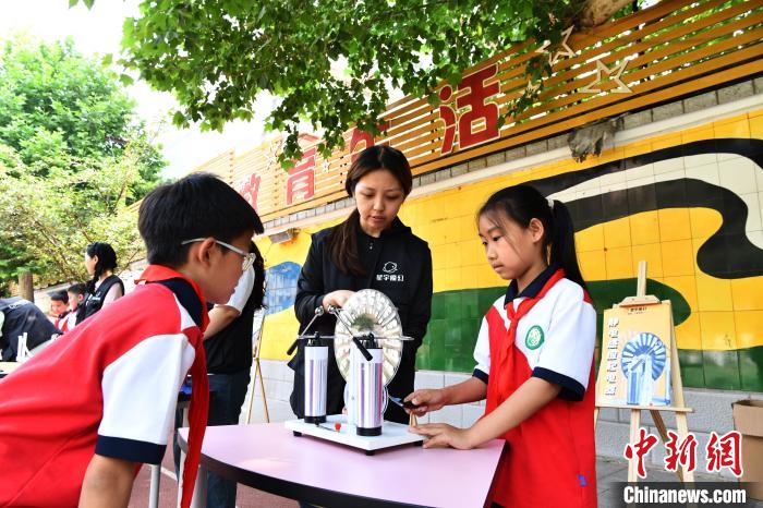 5月27日，河北省石家庄市育才小学，学生体验静电感应起电器。中新社记者 翟羽佳 摄