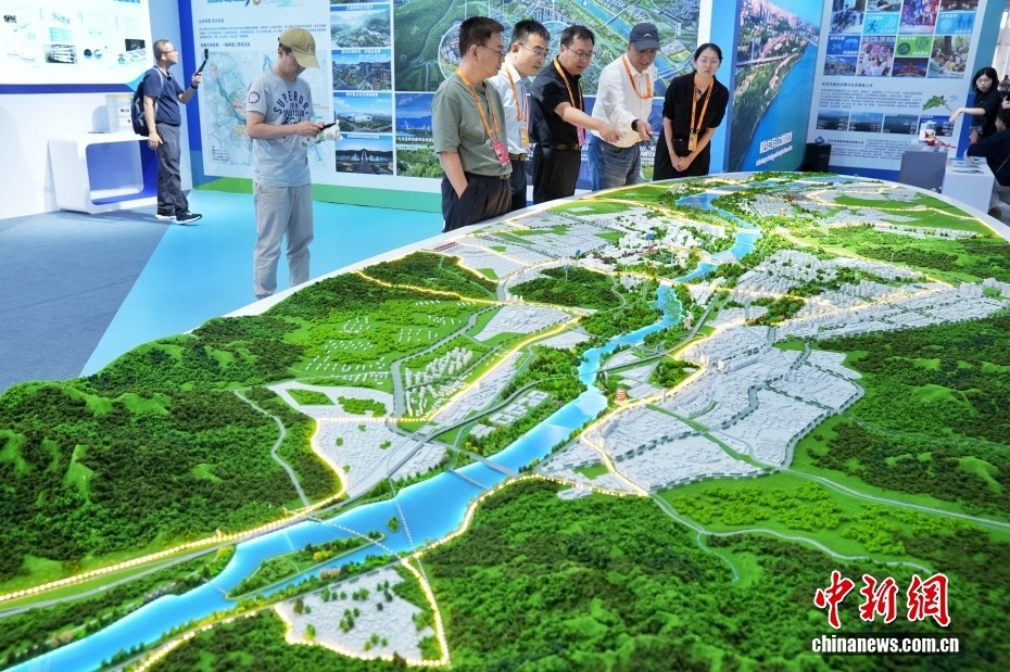 中新社记者 张祥毅 摄 9月11日，在北京举行的2025年服贸会北京水务科技创新展区，观众了解北京永定河流域治理沙盘。据了解，该展区总面积超800平方米，设置滨水空间、数智水务、健康水业及水利水电工程建设四大板块，集中展示北京水务在科技领域的技术突破与示范应用。