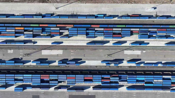 今年中欧班列“东通道”通行量突破2000列