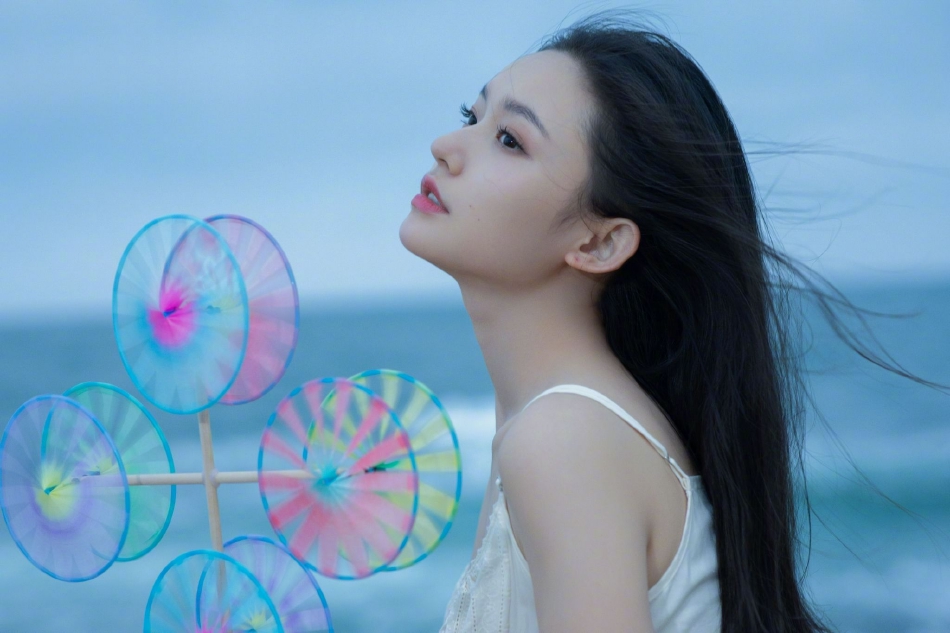 林允夏日海边写真曝光手拿风车浪漫唯美