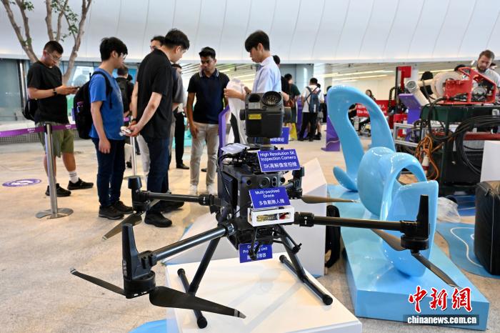 图为多负载无人机。中新网记者 李志华 摄