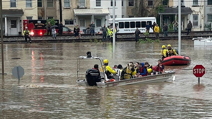 强降雨引发洪水 美国马里兰州一小学被紧急疏散
