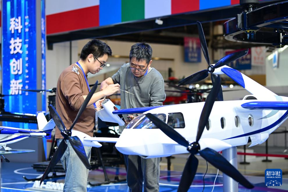 10月14日，工作人员在天津直博会直升机馆内布展。 10月14日，第七届中国天津国际直升机博览会举行媒体探馆活动。本届天津直博会将于10月16日至19日在天津空港经济区举行。目前，各项筹备工作已进入冲刺阶段。 新华社记者 孙凡越 摄