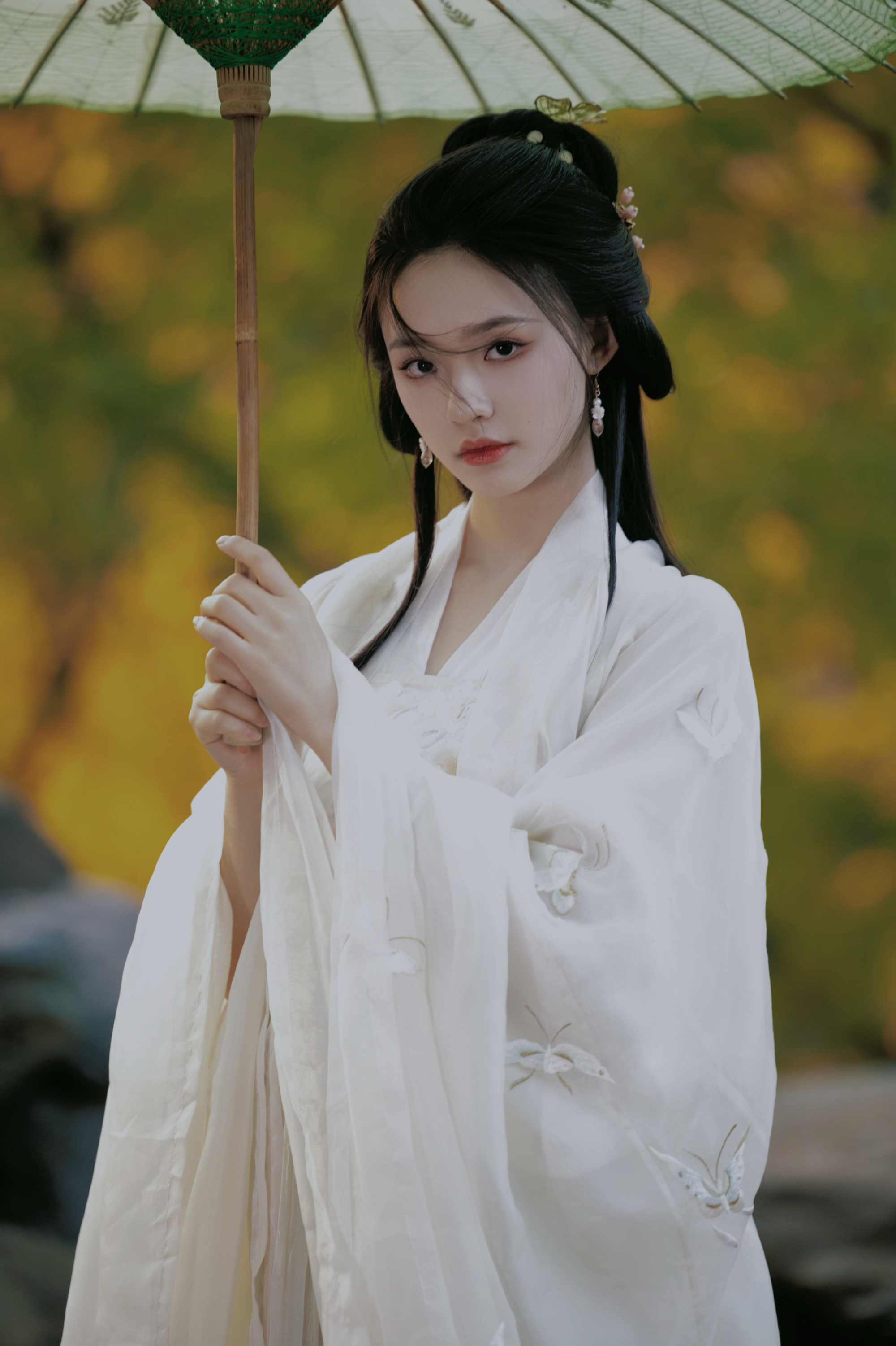 林允穿白色古装仙气十足 手撑纸伞清冷迷人