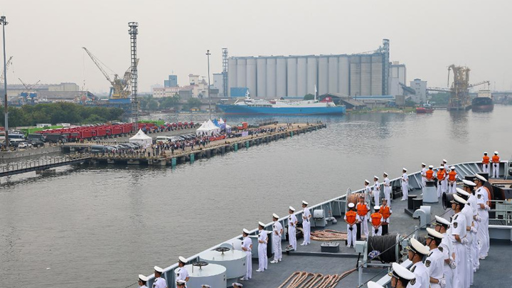 中国海军989编队抵达印度尼西亚进行友好访问