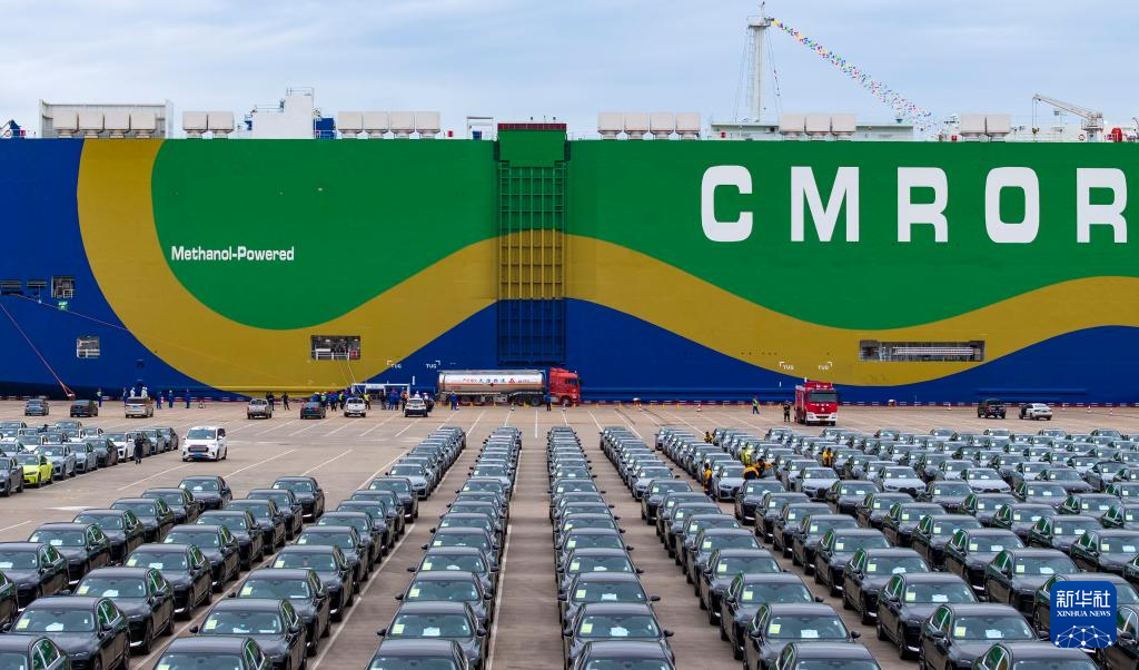 9月22日，在天津港环球滚装码头，汽车滚装船“港荣”轮进行甲醇加注作业（无人机照片）。 9月22日，甲醇双燃料动力汽车滚装船“港荣”轮靠泊天津港环球滚装码头，并进行了300吨国产绿色甲醇岸基加注作业，这标志着天津港已具备规模化供应绿色甲醇能力。 据了解，“港荣”轮是全球首艘采用甲醇双燃料动力系统的大型汽车滚装船。本次加注所用甲醇产自内蒙古，以废旧轮胎和生物质为原料，本次作业可减排二氧化碳460吨。 新华社记者 赵子硕 摄pagebreak