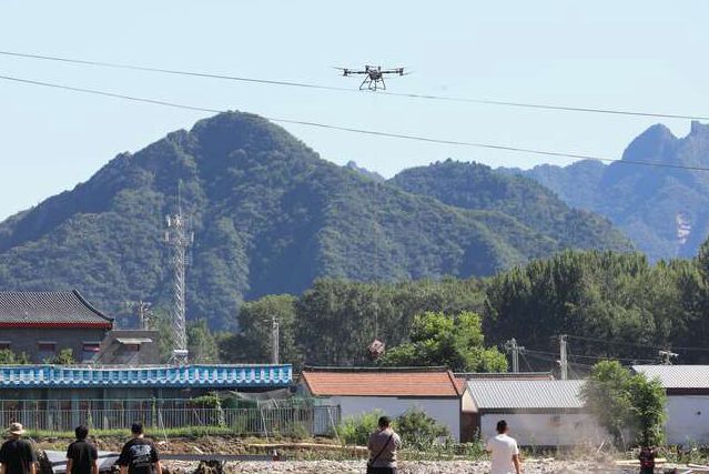 志愿者通过无人机向洪灾“孤岛”空投生活物资
