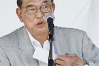 石破茂演讲时被发现“在手背上打小抄”引争议