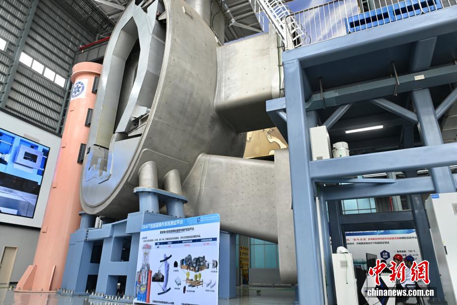 中新社记者 韩苏原 摄 9月15日，由中国科学院合肥物质科学研究院等离子体物理研究所牵头研制的大科学装置聚变堆主机关键系统综合研究设施“夸父”遥操作系统测试平台在安徽省合肥市通过专家组测试与验收，标志着世界首个聚变堆遥操作系统测试平台正式研制成功。图为科研人员在进行包层遥操作研究平台的运行。