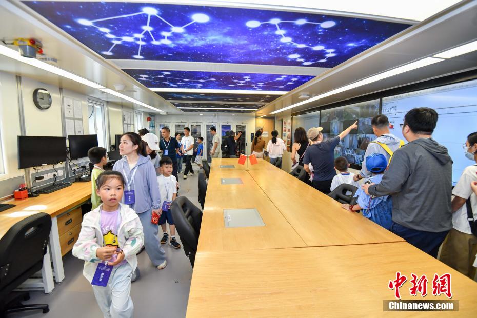 中新社记者 骆云飞 摄 6月2日，完成中国第41次南极考察任务的“雪龙2”号极地科学考察破冰船，停靠在海南省海口市秀英港码头，开启为期5天的公众开放日活动。公众可近距离参观实验室、驾驶室以及飞行平台等多个特色区域。“雪龙2”号是中国首艘自主建造的极地科学考察破冰船。图为民众参观“雪龙2”号极地科学考察破冰船物理实验室。