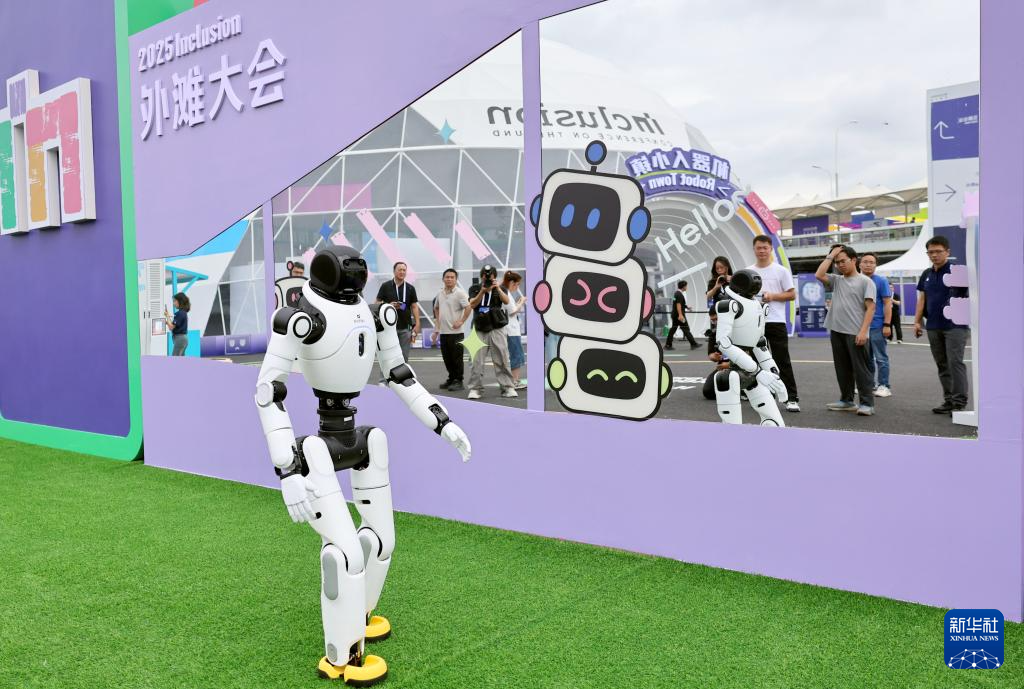 9月10日，一个人形机器人在外滩大会科技展区外进行行走演示。 9月10日至9月13日，2025Inclusion·外滩大会在上海黄浦世博园区举行。本届外滩大会除开幕主论坛、开放见解论坛和AI科创系列赛事等活动外，还有近200家科技企业携超30项科技新品在科技主题展亮相，与会者还能在大会设置的机器人小镇和科技集市上，领略人工智能领域的前沿科技。 新华社记者 方喆 摄pagebreak