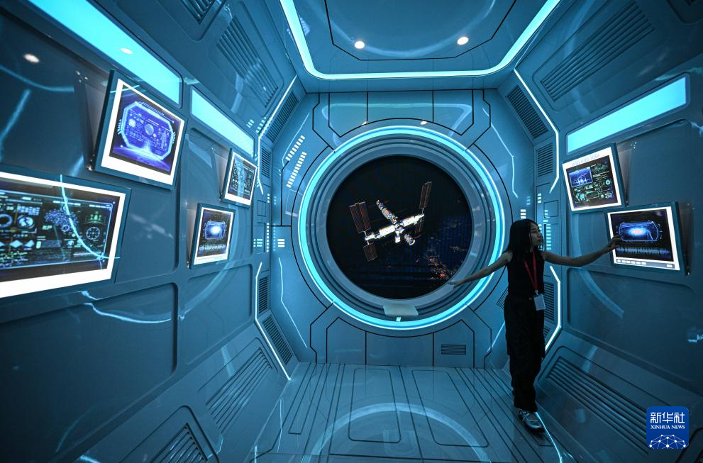 10月7日，游客在文昌航天科普中心参观。 近日，位于海南文昌的文昌航天科普中心升级改造工程进入收尾阶段，并短期向公众免费开放，以检验场馆运营能力与服务水平，为后续正式开放奠定基础。 该中心依托中国文昌航天发射场的区位优势，以“星辰大海·文昌启航”为主题，系统展现中国航天从追梦到圆梦的辉煌历程。经过本次改造，该中心的展陈内容升级为覆盖航天历史、火箭发射、空间科学、未来探索等多维主题的沉浸式体验体系。 新华社记者 蒲晓旭 摄