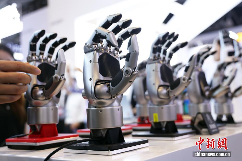 7月26日，一款具身智能专用灵巧手吸引观众。当日，2025世界人工智能大会在上海开幕。今年大会展览面积首次突破7万平方米，吸引了800余家企业参展，集中展示3000余项前沿展品及100余款