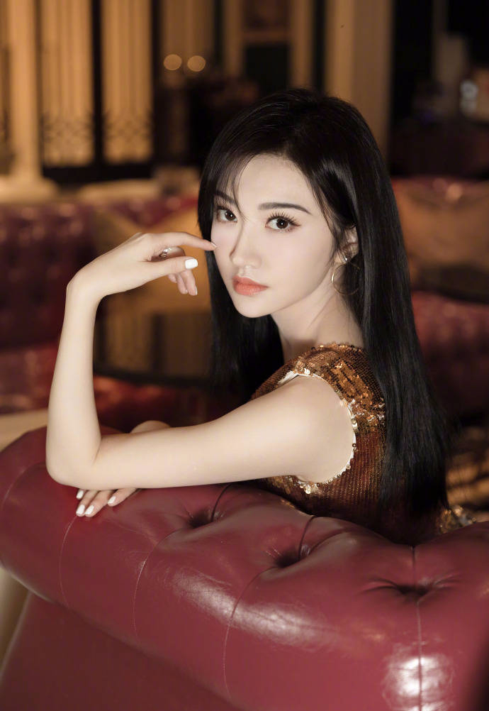 景甜最新大片曝光 一袭深v鎏金亮片裙优雅贵气