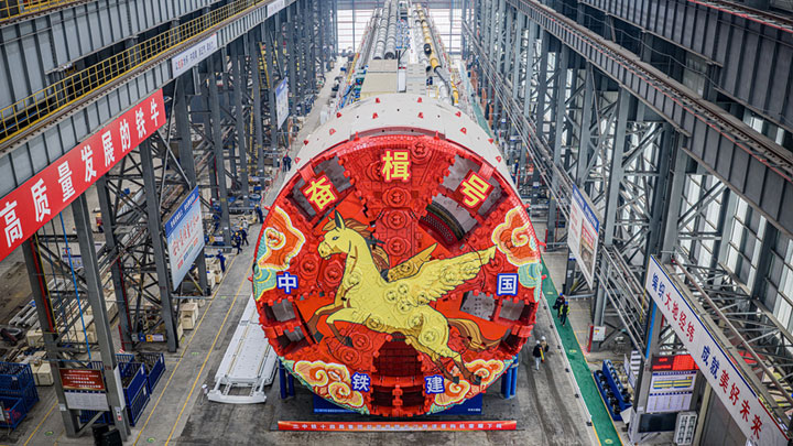 国产超大直径盾构机“奋楫号”顺利下线