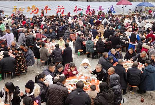 四川平武：刨汤宴“烹”出乡村冬日经济热 传统民俗激活乡村消费新场景